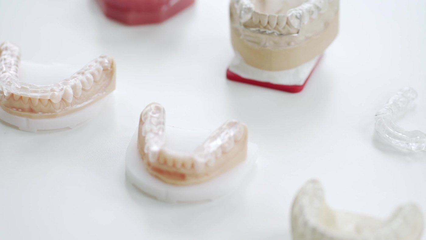 Kiefermodelle mit individuell gefertigten Aufbissschienen